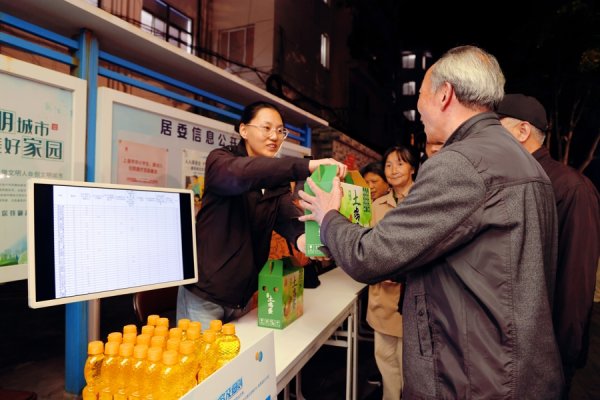 贵盈配资 志愿服务时长转化为积分，鸡蛋水果随便换！沪郊这个居民区治理有妙招